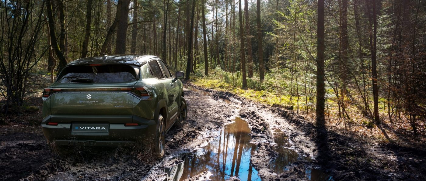 suzuki e vitara in mud